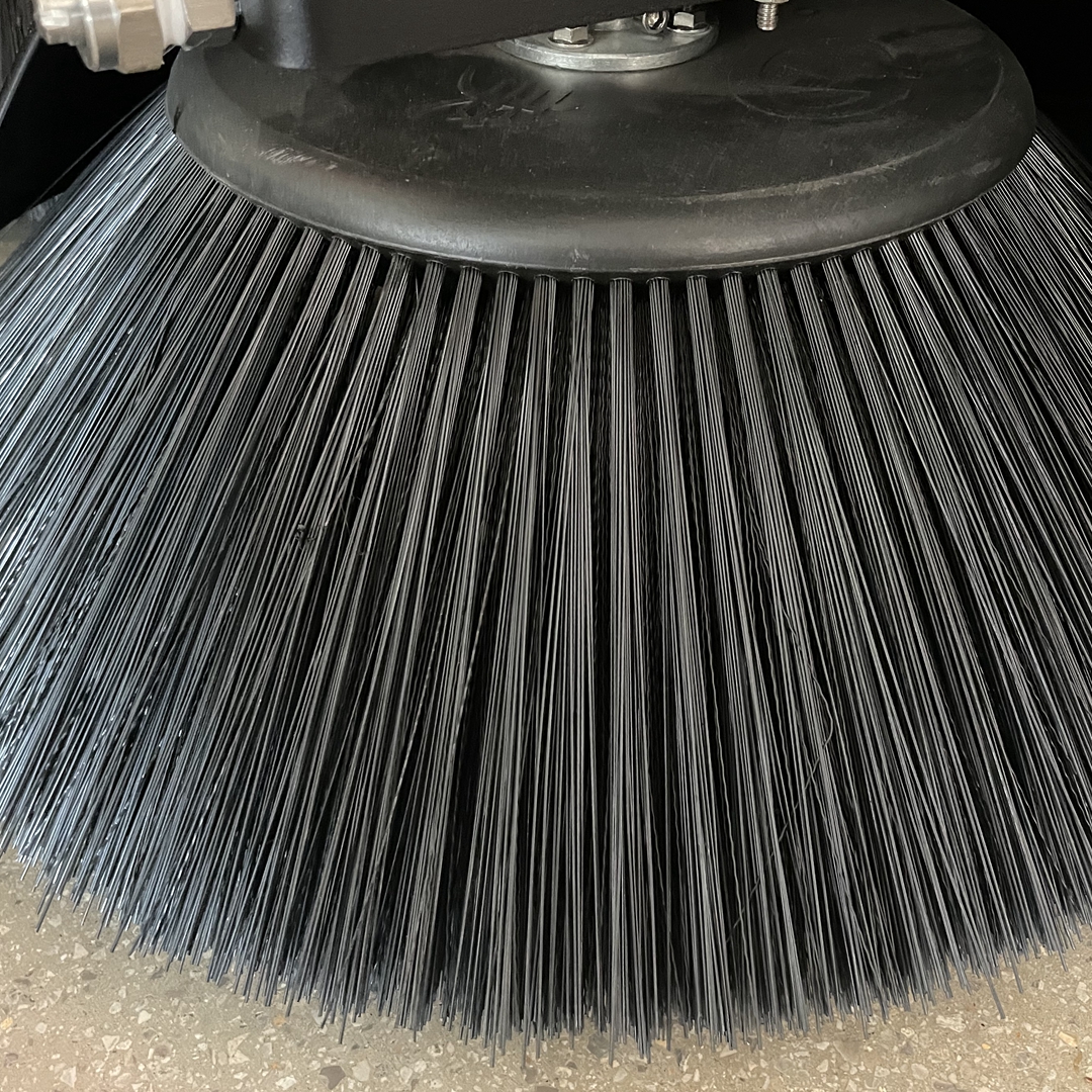 电动扫地车的刷毛为什么有些是直的有些是弯曲的？